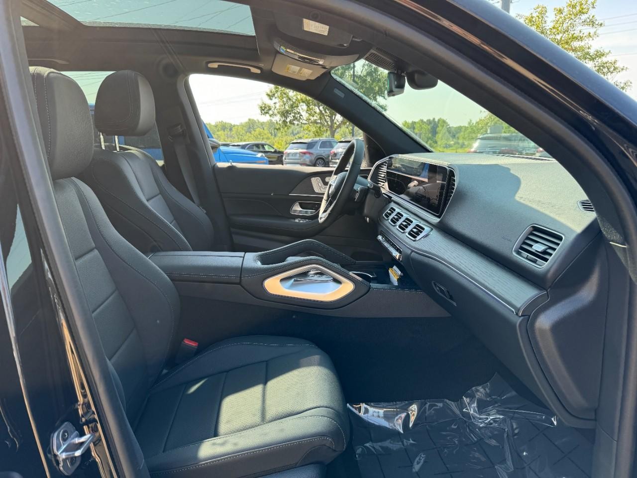 Mercedes-Benz GLE Vehicle Full-screen Gallery Image 18