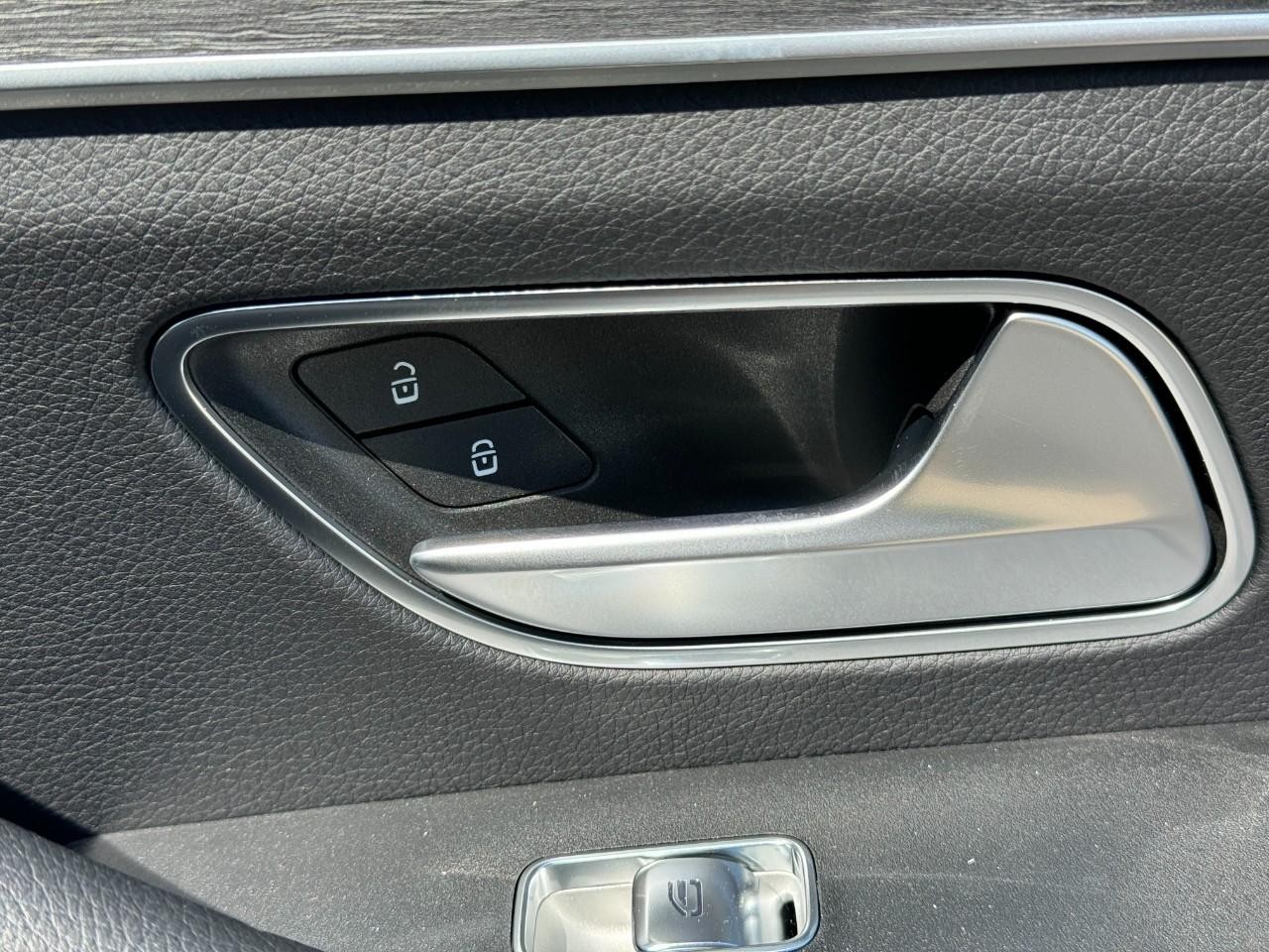 Mercedes-Benz GLE Vehicle Full-screen Gallery Image 22