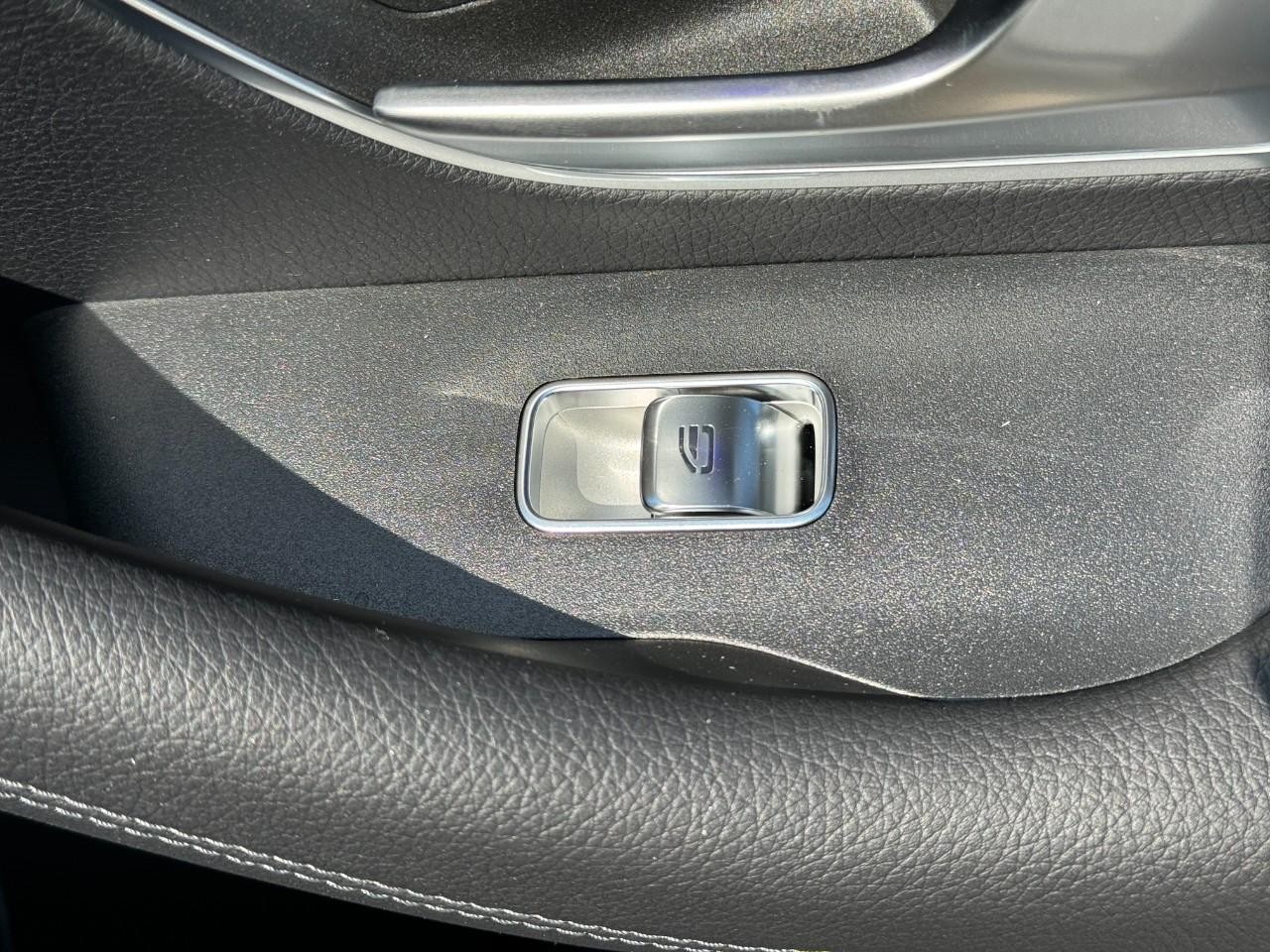 Mercedes-Benz GLE Vehicle Full-screen Gallery Image 23