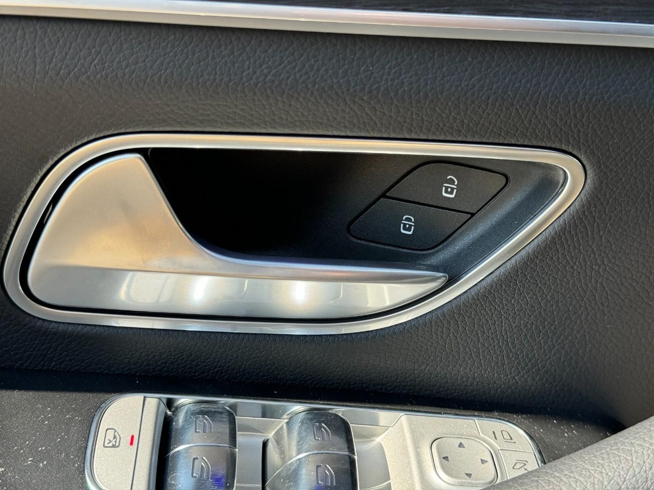 Mercedes-Benz GLE Vehicle Full-screen Gallery Image 25