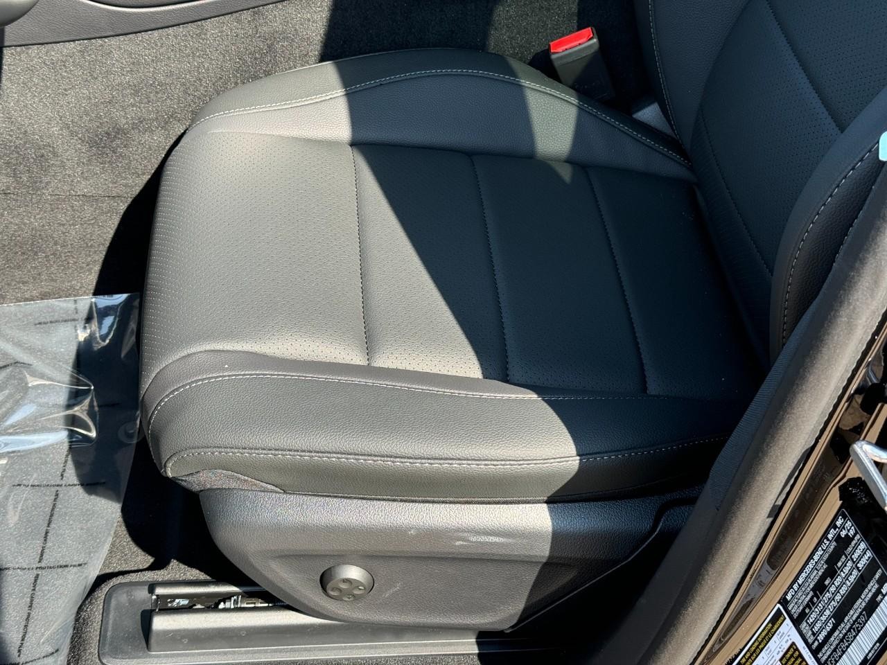 Mercedes-Benz GLE Vehicle Full-screen Gallery Image 29