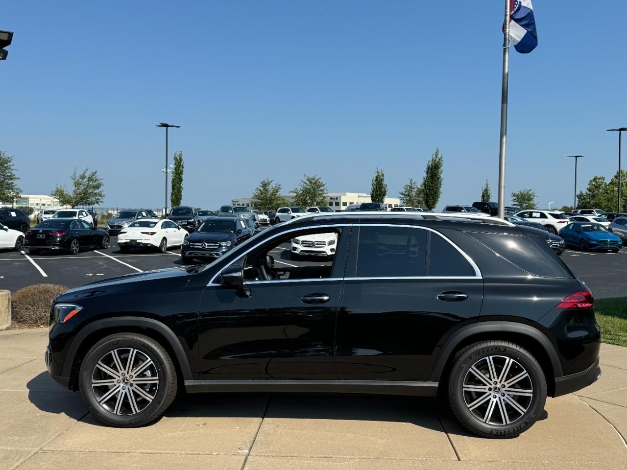 Mercedes-Benz GLE Vehicle Full-screen Gallery Image 2