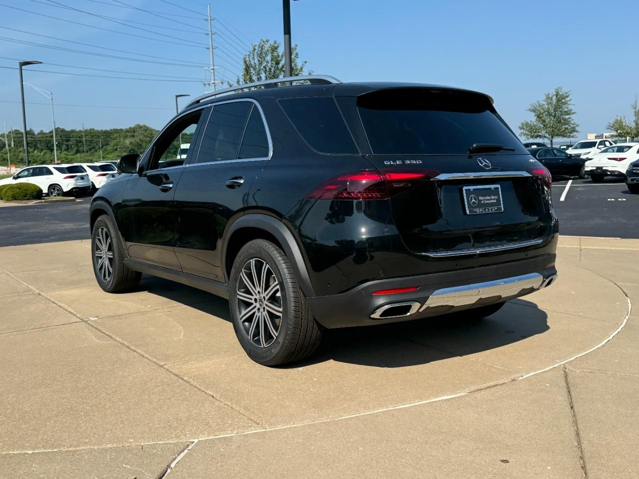 Mercedes-Benz GLE Vehicle Full-screen Gallery Image 3