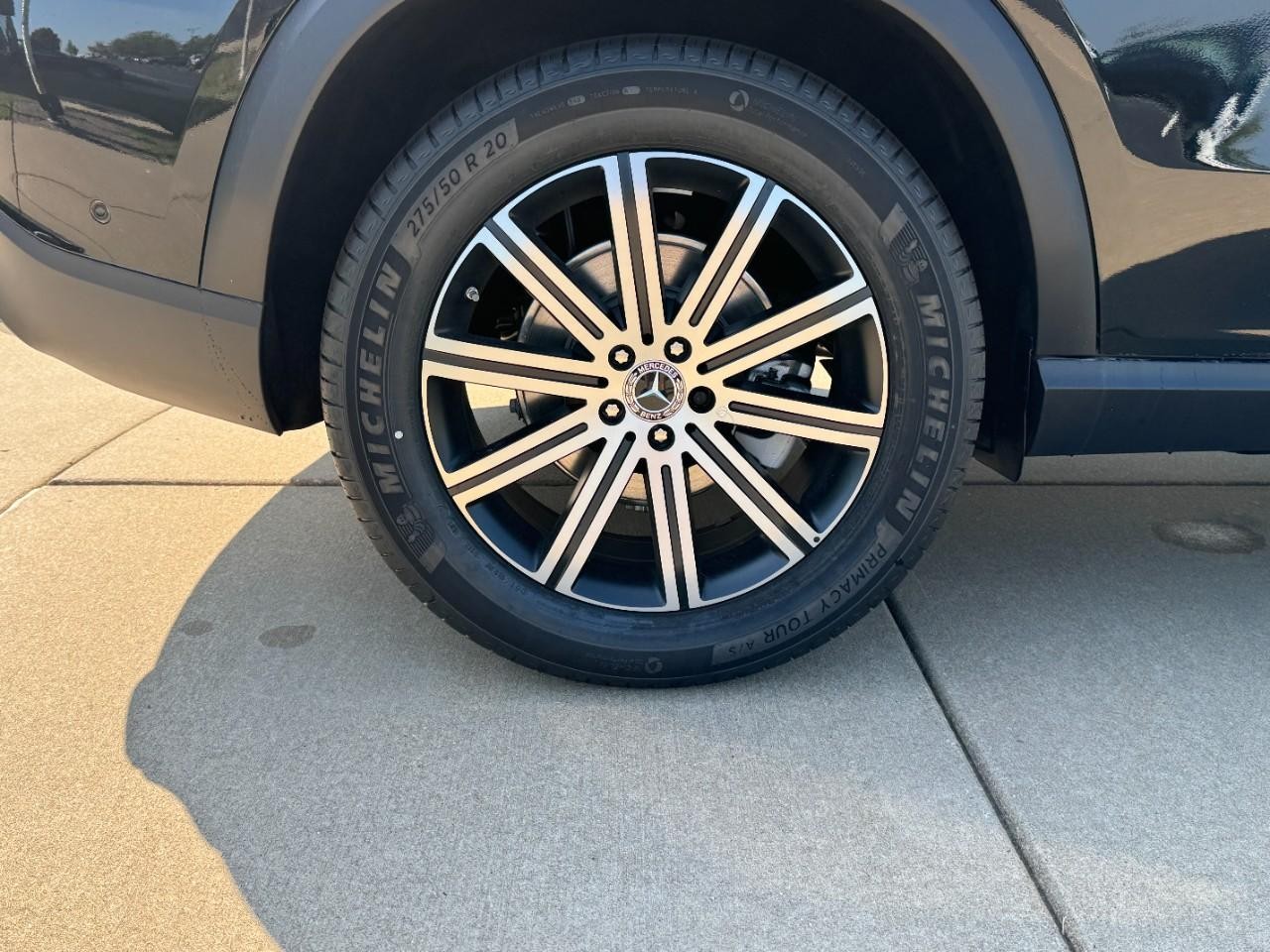 Mercedes-Benz GLE Vehicle Full-screen Gallery Image 5