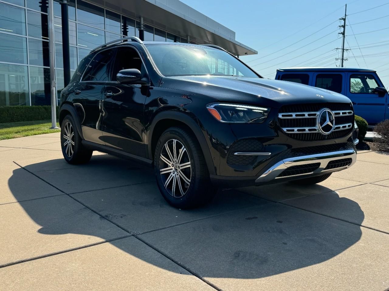 Mercedes-Benz GLE Vehicle Full-screen Gallery Image 6