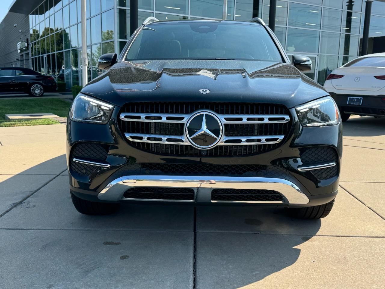 Mercedes-Benz GLE Vehicle Full-screen Gallery Image 7