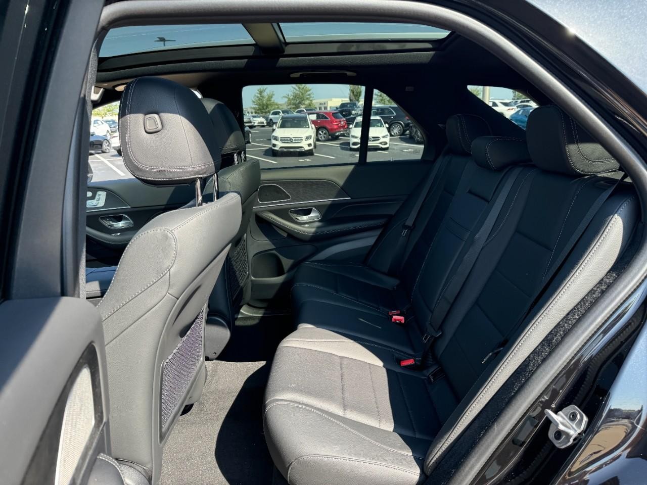 Mercedes-Benz GLE Vehicle Full-screen Gallery Image 8