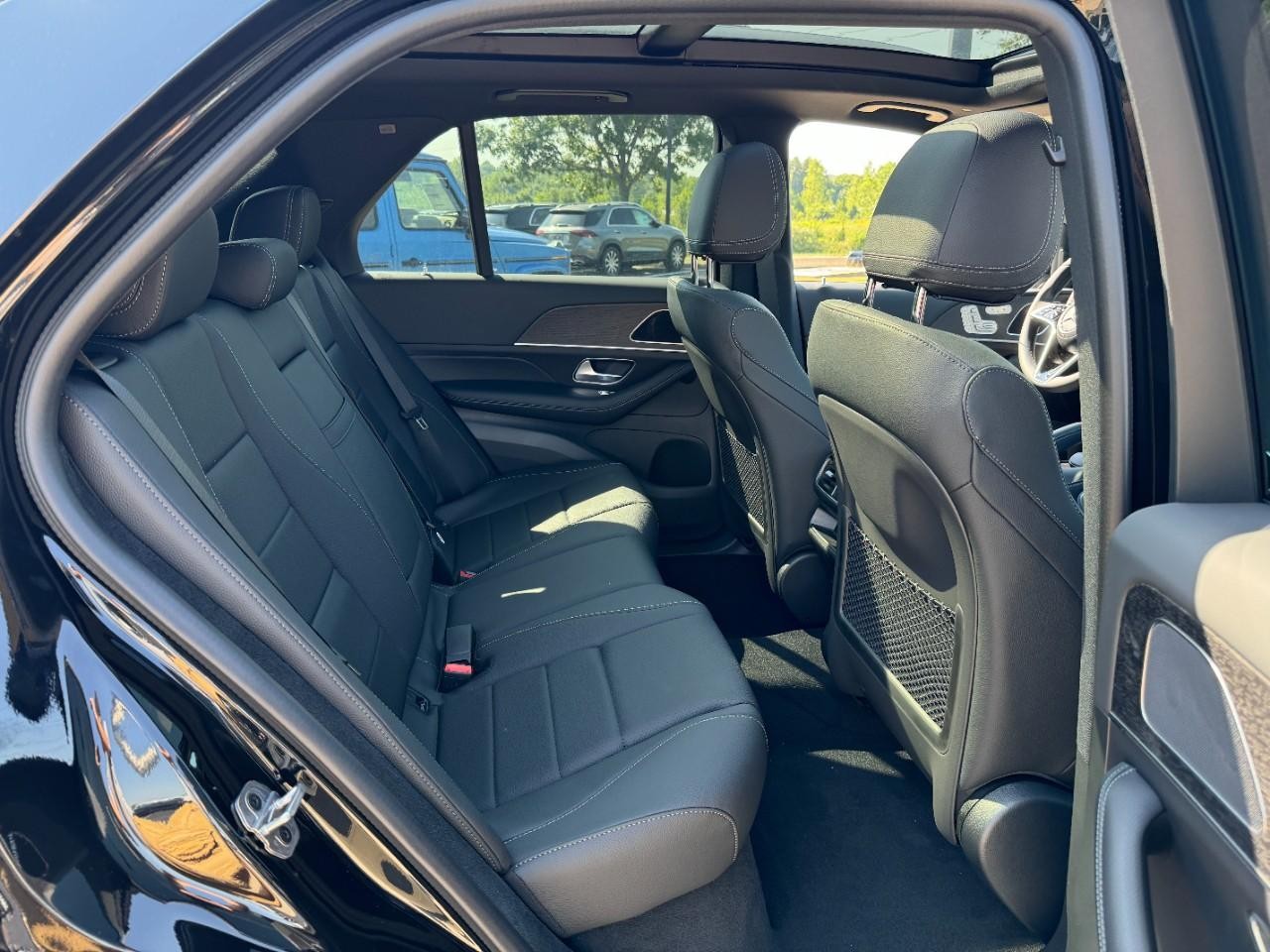 Mercedes-Benz GLE Vehicle Full-screen Gallery Image 10