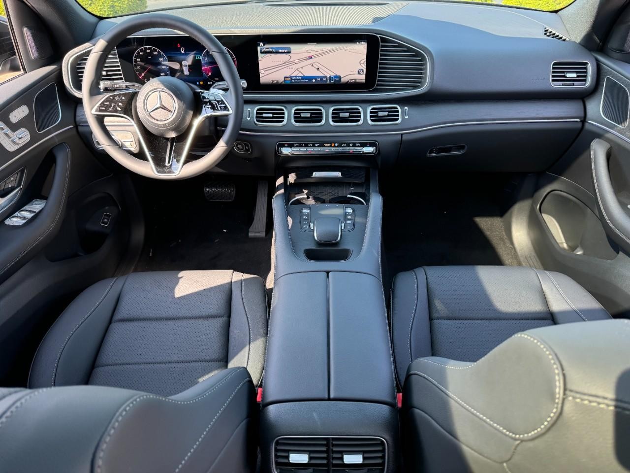 Mercedes-Benz GLE Vehicle Full-screen Gallery Image 12