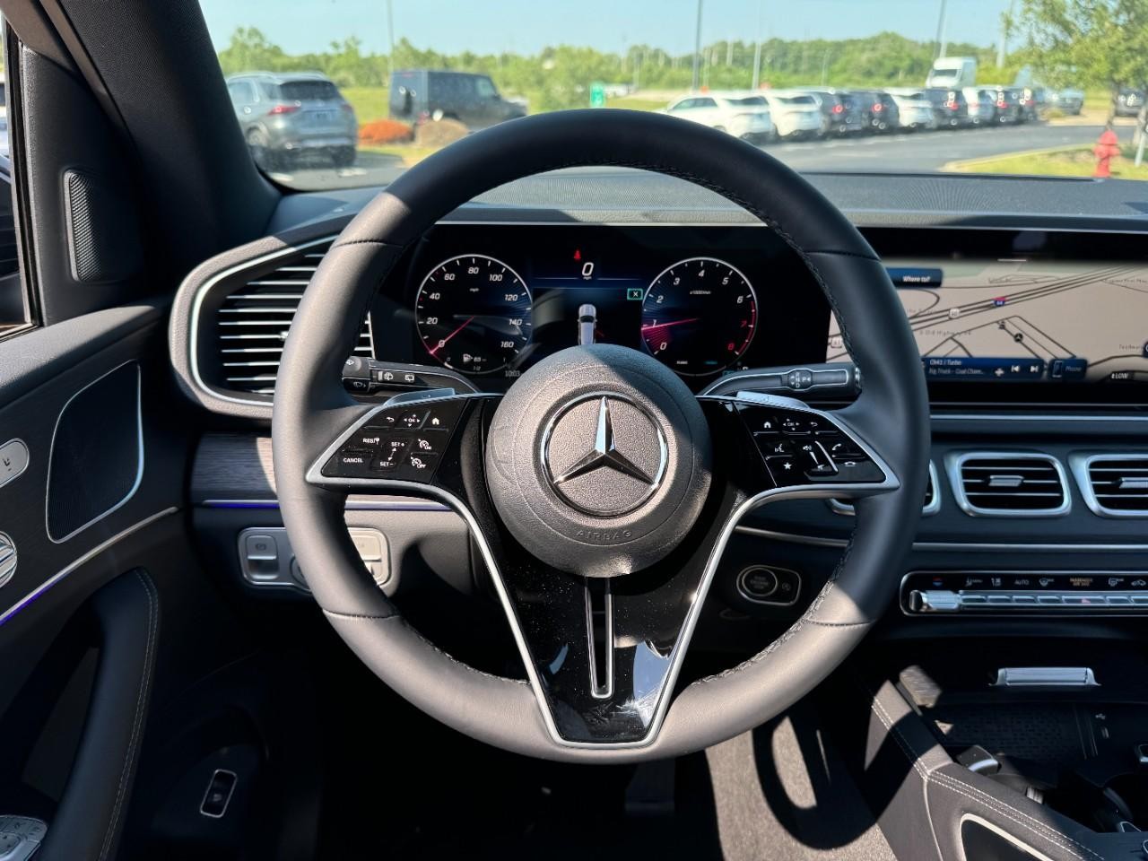 Mercedes-Benz GLE Vehicle Full-screen Gallery Image 13