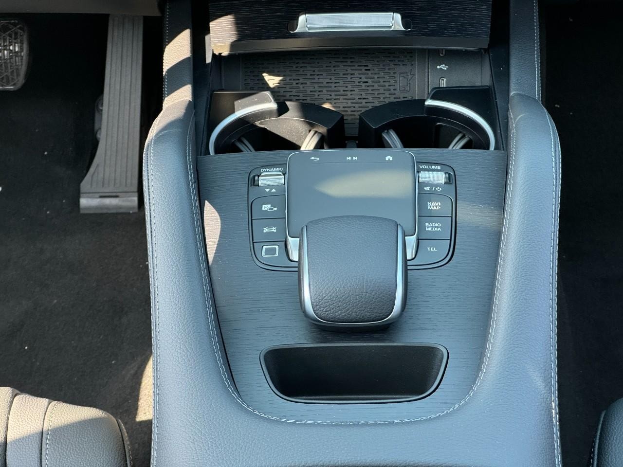 Mercedes-Benz GLE Vehicle Full-screen Gallery Image 16