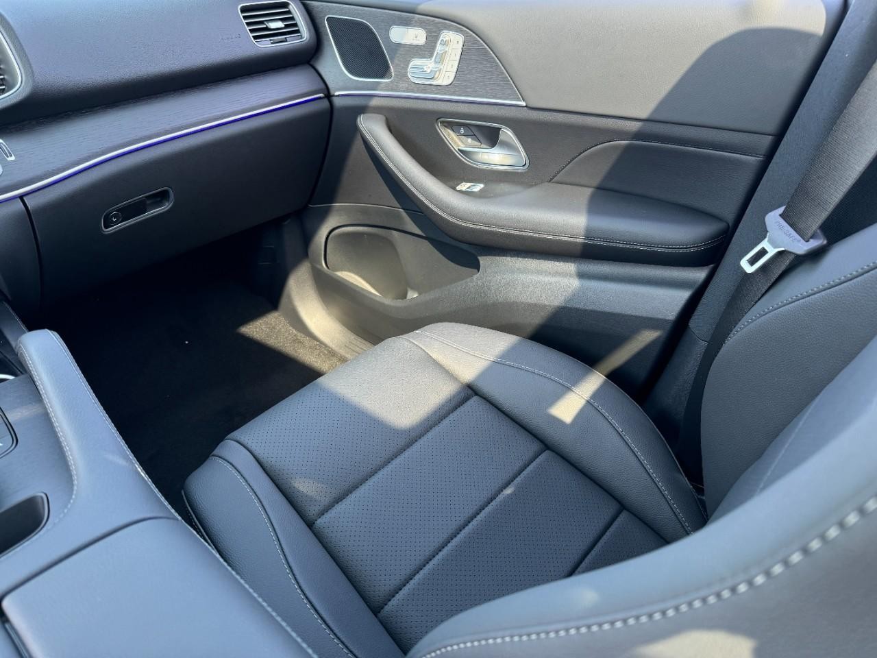 Mercedes-Benz GLE Vehicle Full-screen Gallery Image 17