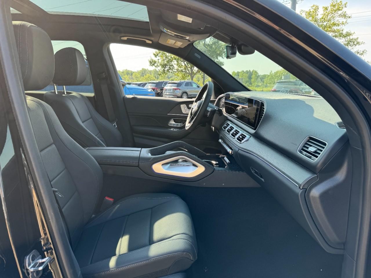 Mercedes-Benz GLE Vehicle Full-screen Gallery Image 18