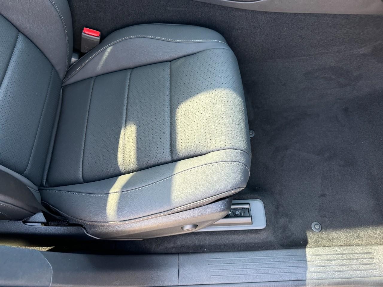 Mercedes-Benz GLE Vehicle Full-screen Gallery Image 19