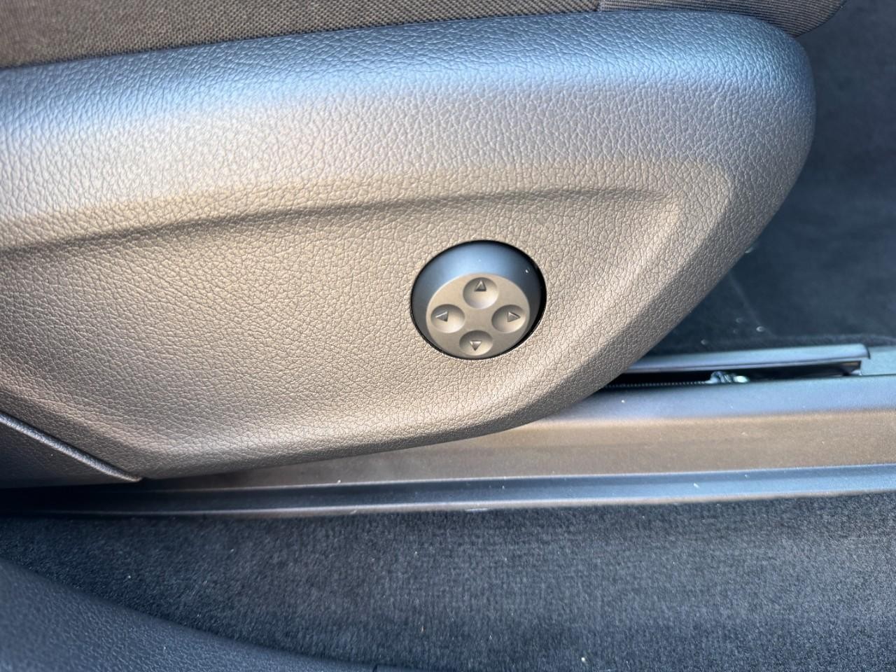 Mercedes-Benz GLE Vehicle Full-screen Gallery Image 20