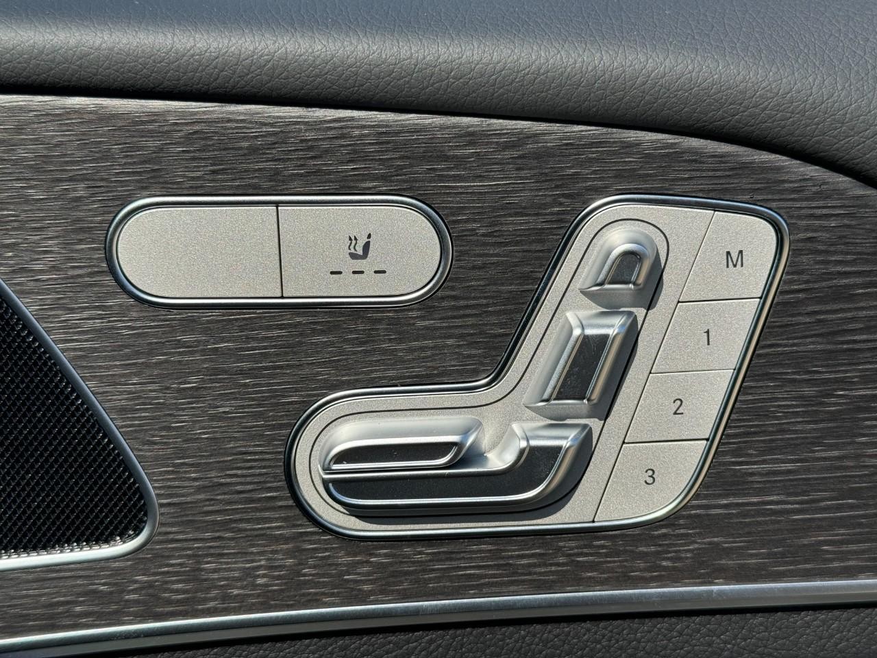 Mercedes-Benz GLE Vehicle Full-screen Gallery Image 21