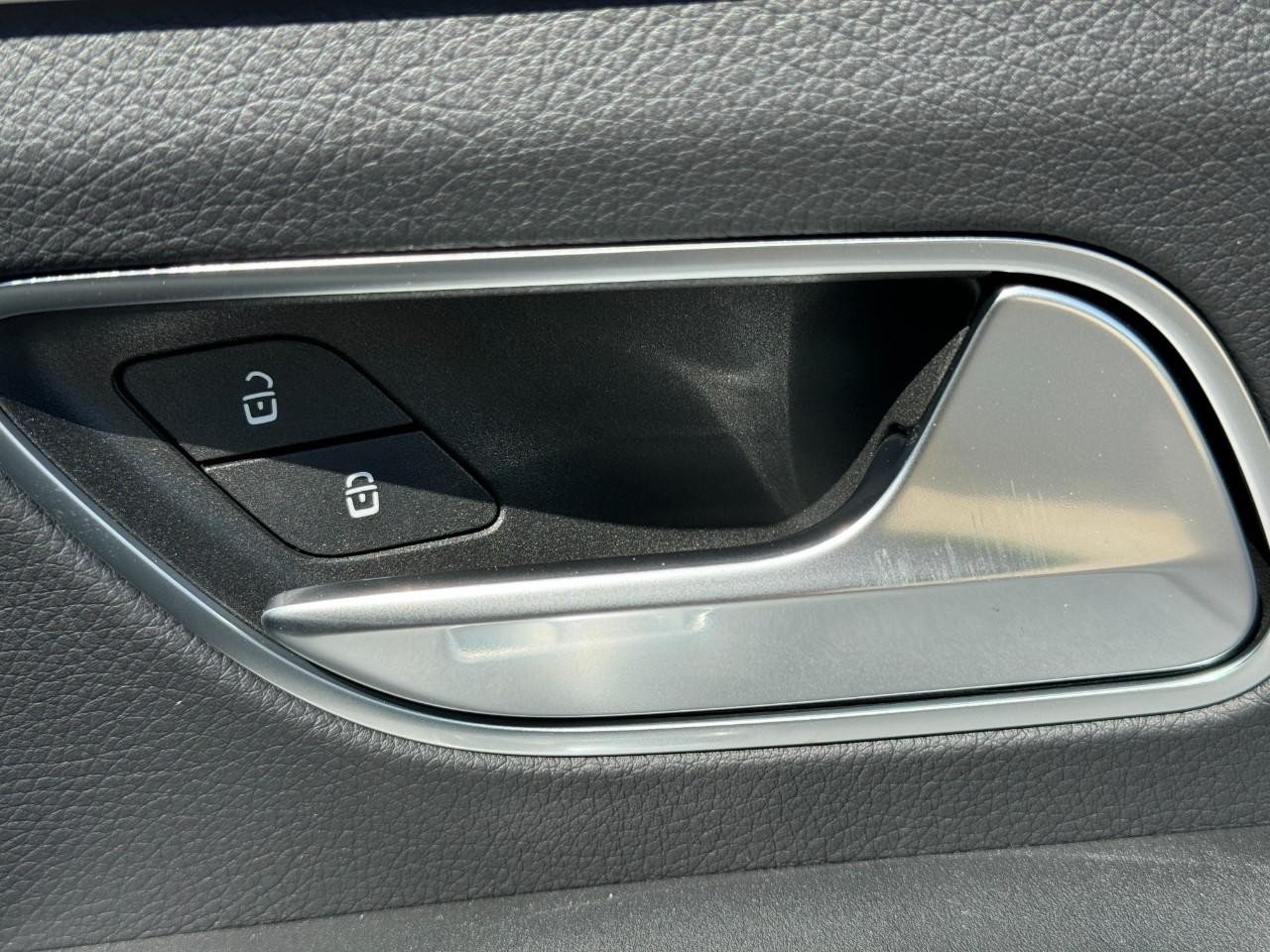 Mercedes-Benz GLE Vehicle Full-screen Gallery Image 22