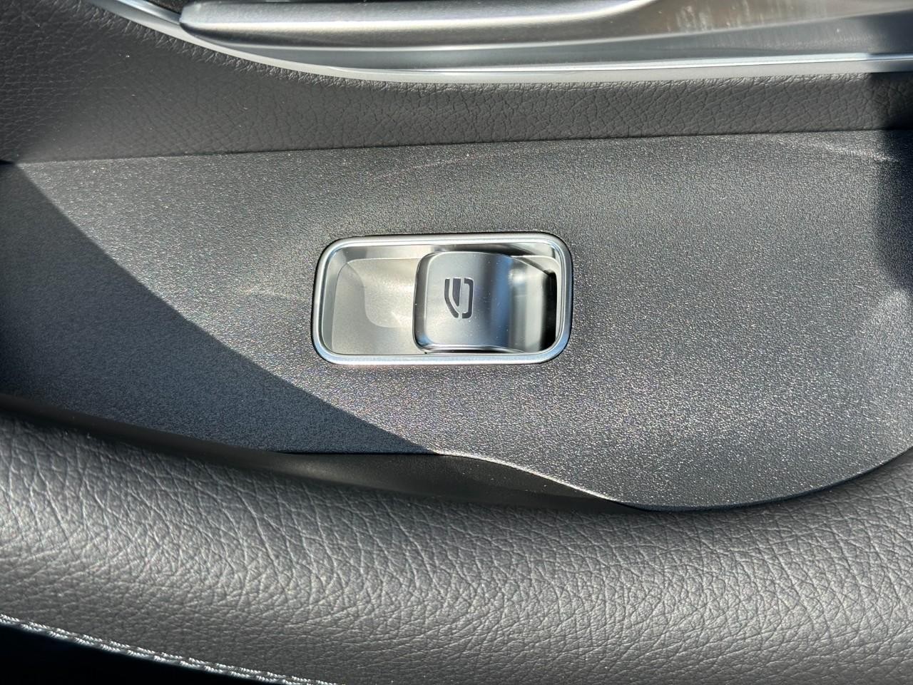 Mercedes-Benz GLE Vehicle Full-screen Gallery Image 23