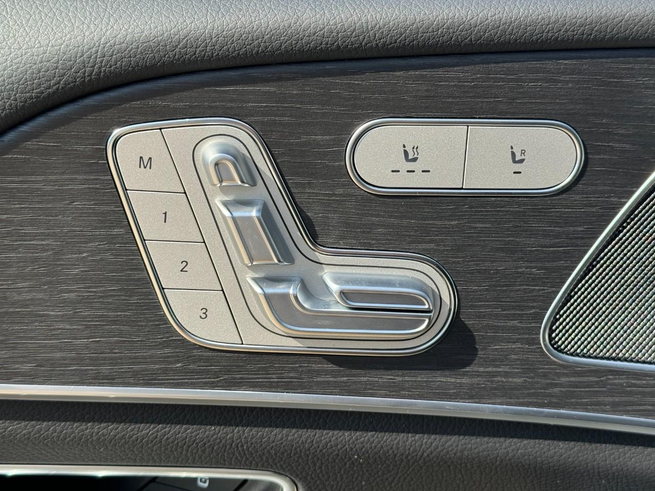 Mercedes-Benz GLE Vehicle Full-screen Gallery Image 24