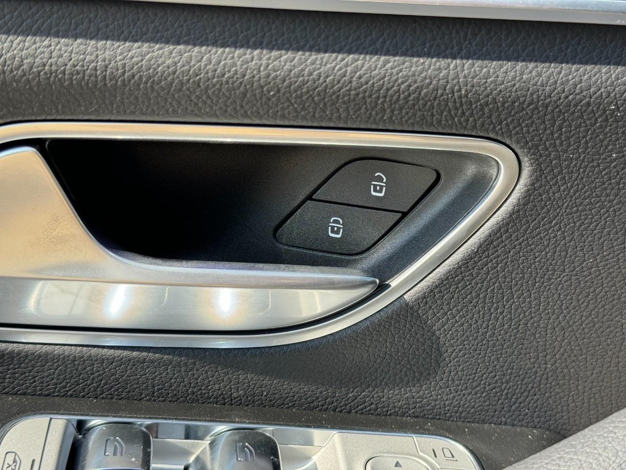 Mercedes-Benz GLE Vehicle Full-screen Gallery Image 25