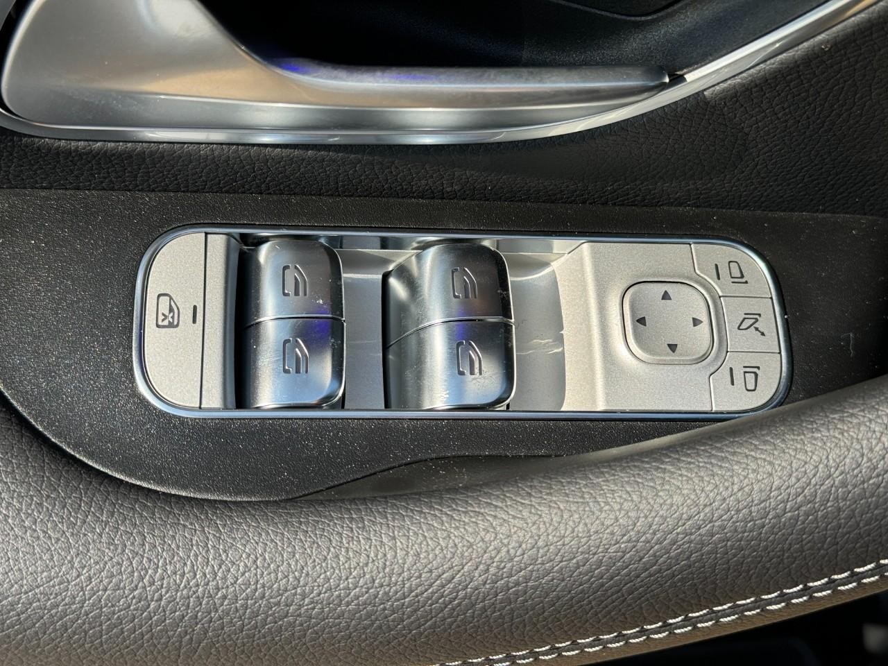 Mercedes-Benz GLE Vehicle Full-screen Gallery Image 26