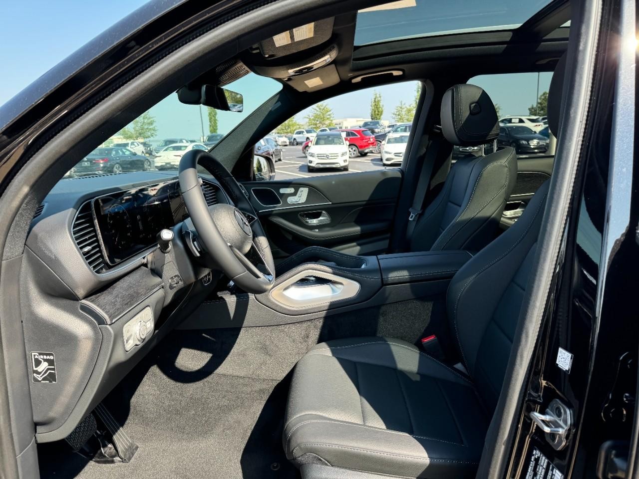 Mercedes-Benz GLE Vehicle Full-screen Gallery Image 28