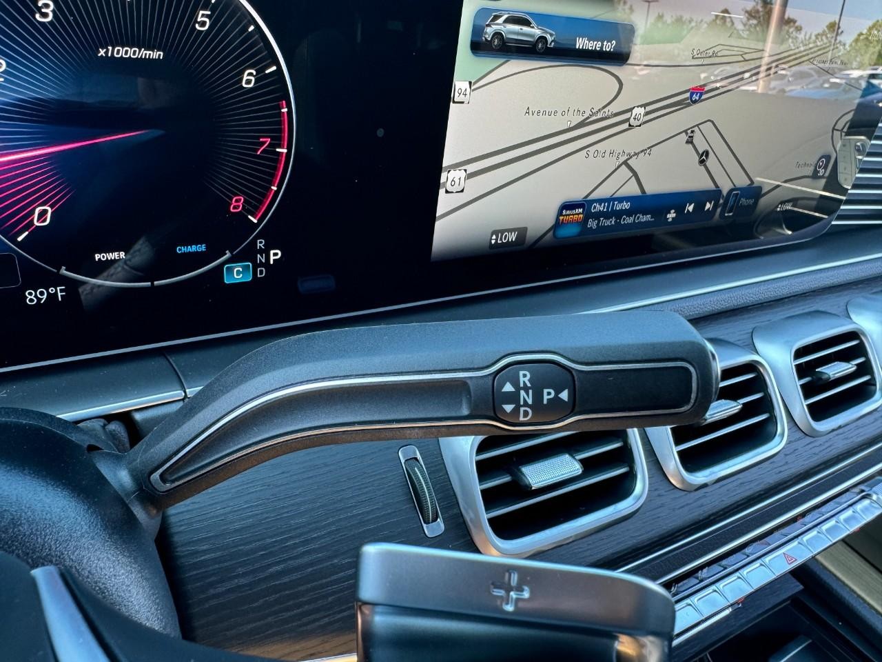 Mercedes-Benz GLE Vehicle Full-screen Gallery Image 35