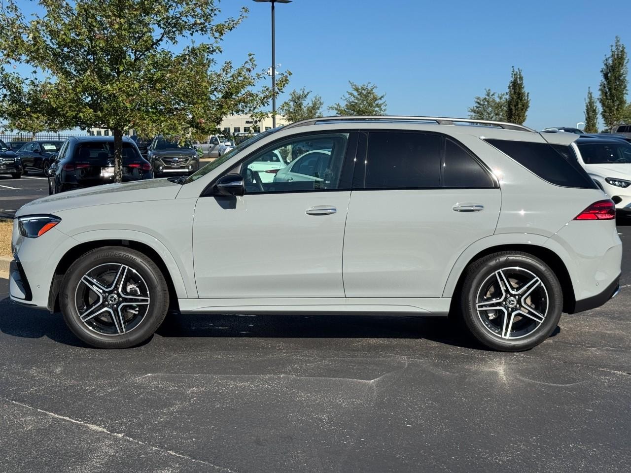 Mercedes-Benz GLE Vehicle Full-screen Gallery Image 2