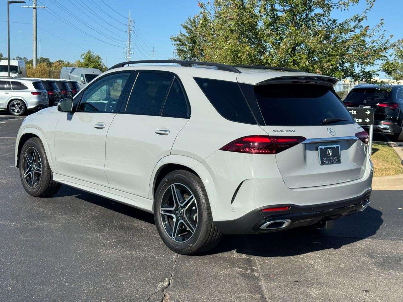 Mercedes-Benz GLE Vehicle Full-screen Gallery Image 3