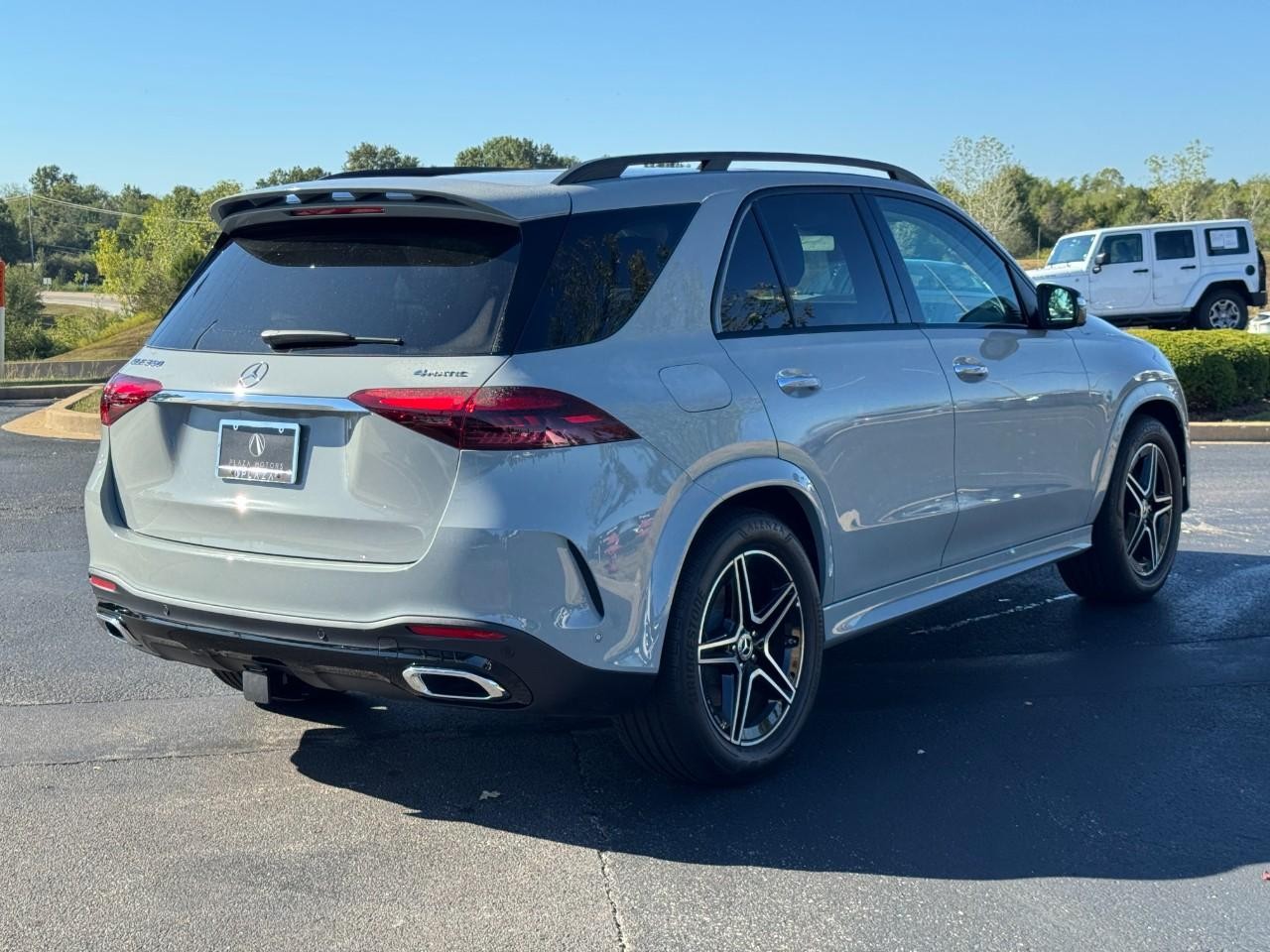 Mercedes-Benz GLE Vehicle Full-screen Gallery Image 5
