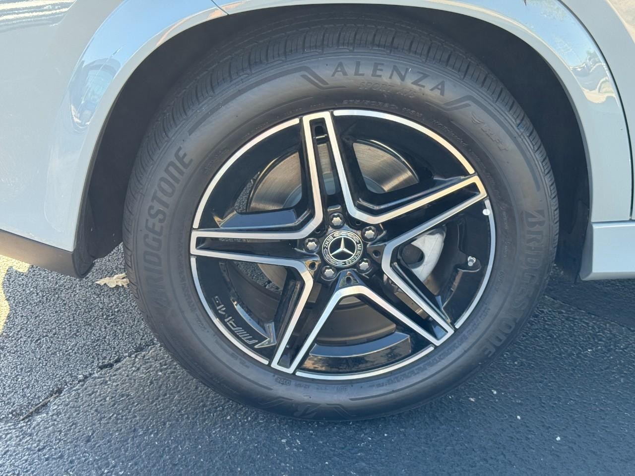 Mercedes-Benz GLE Vehicle Full-screen Gallery Image 6