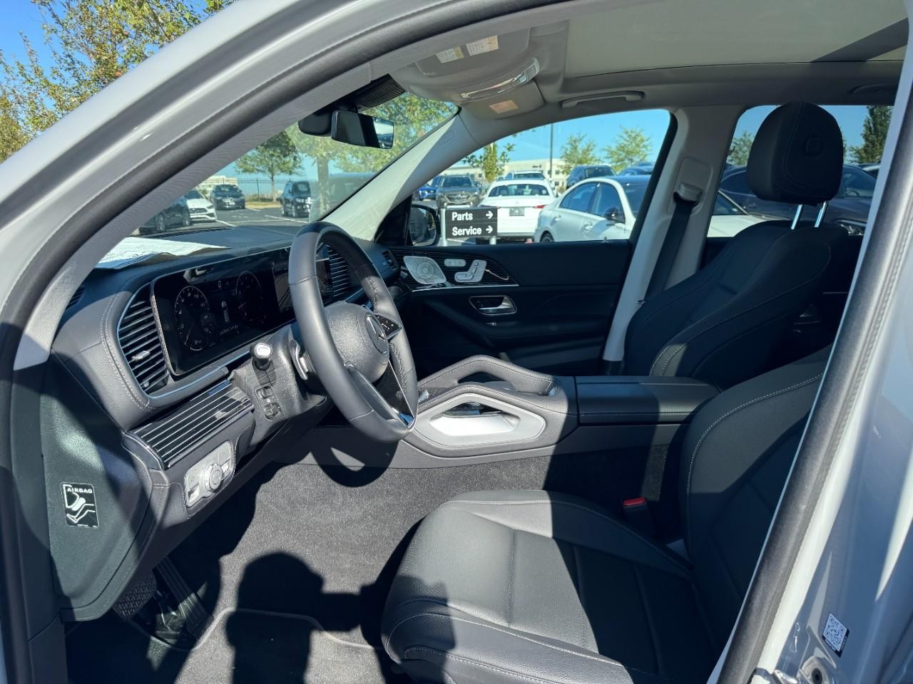 Mercedes-Benz GLE Vehicle Full-screen Gallery Image 9