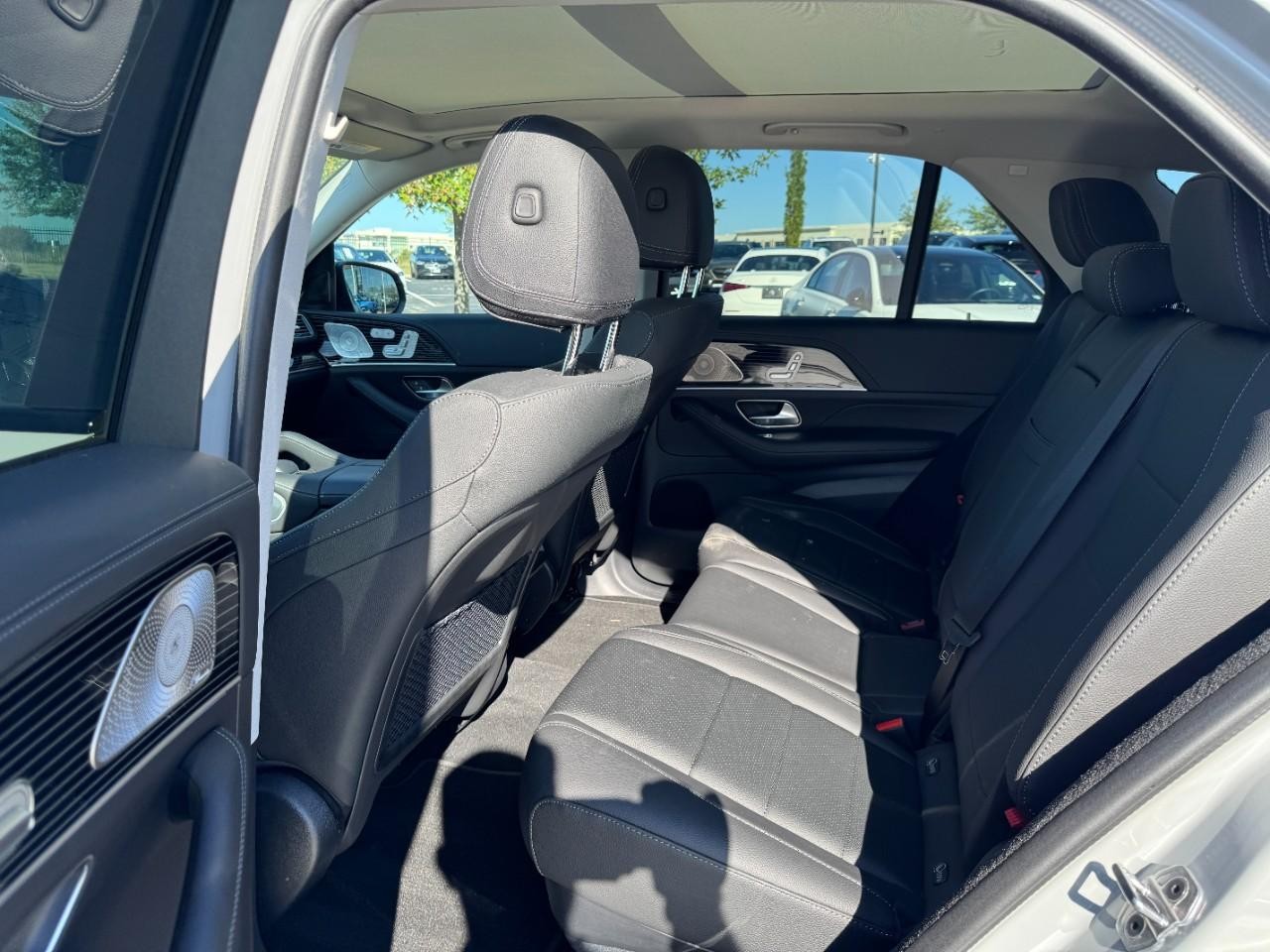 Mercedes-Benz GLE Vehicle Full-screen Gallery Image 10