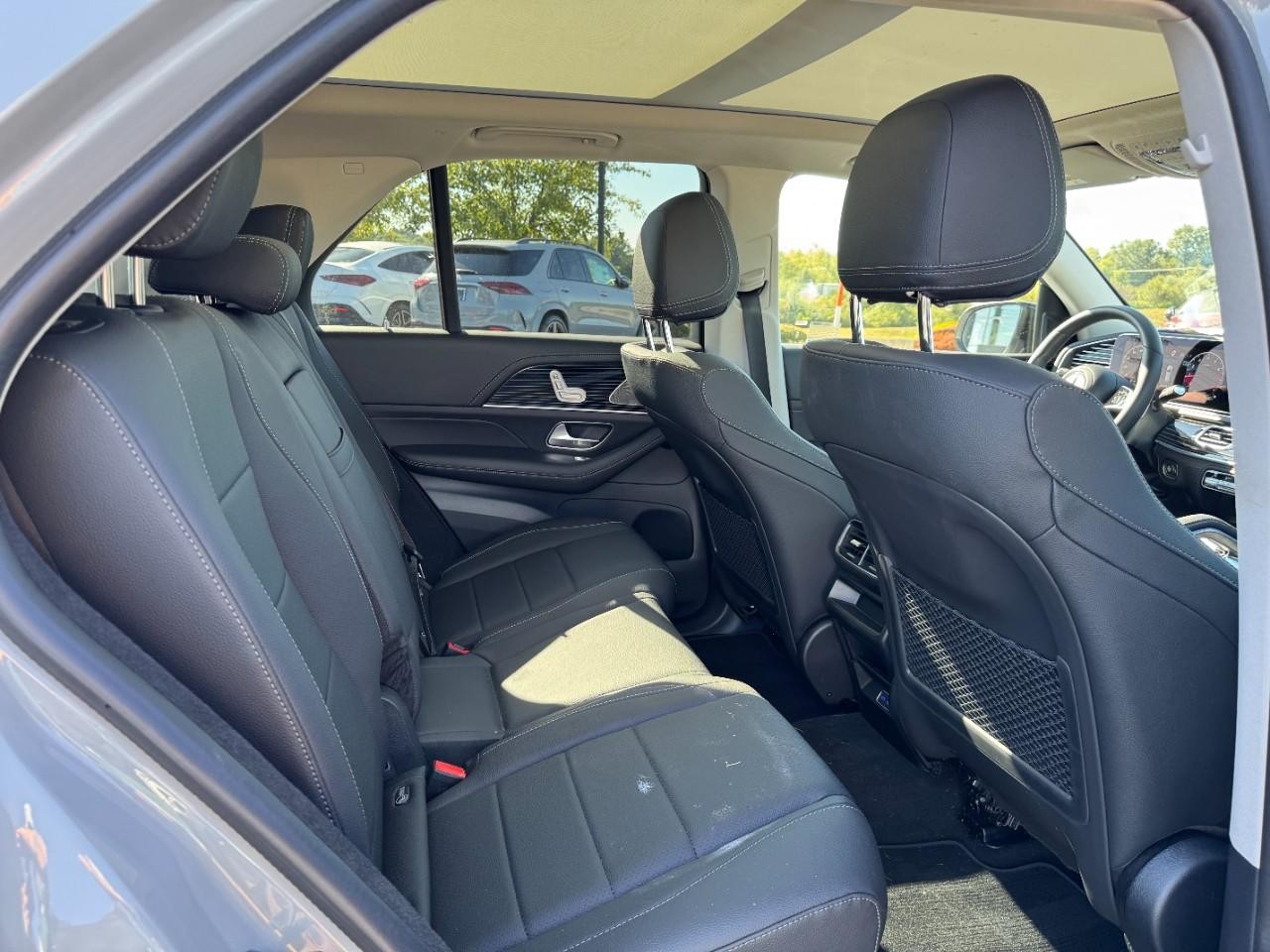 Mercedes-Benz GLE Vehicle Full-screen Gallery Image 13