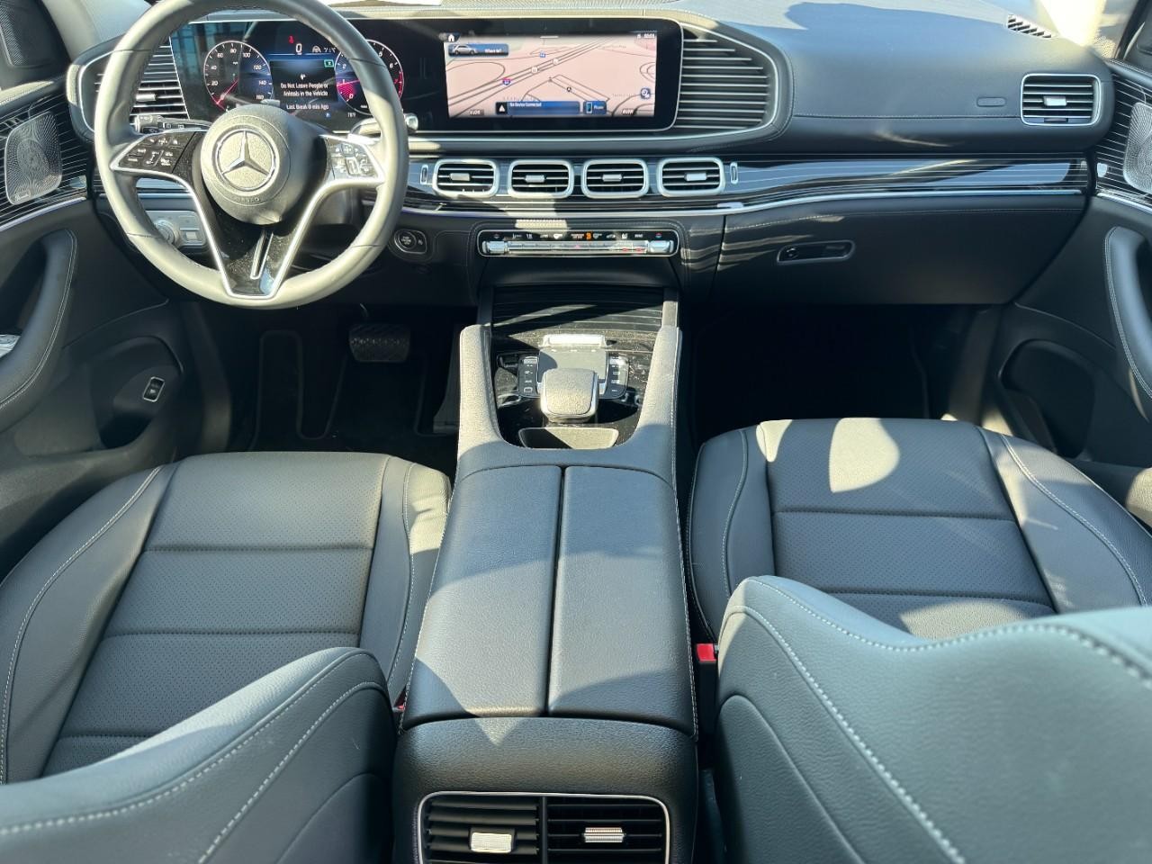 Mercedes-Benz GLE Vehicle Full-screen Gallery Image 14