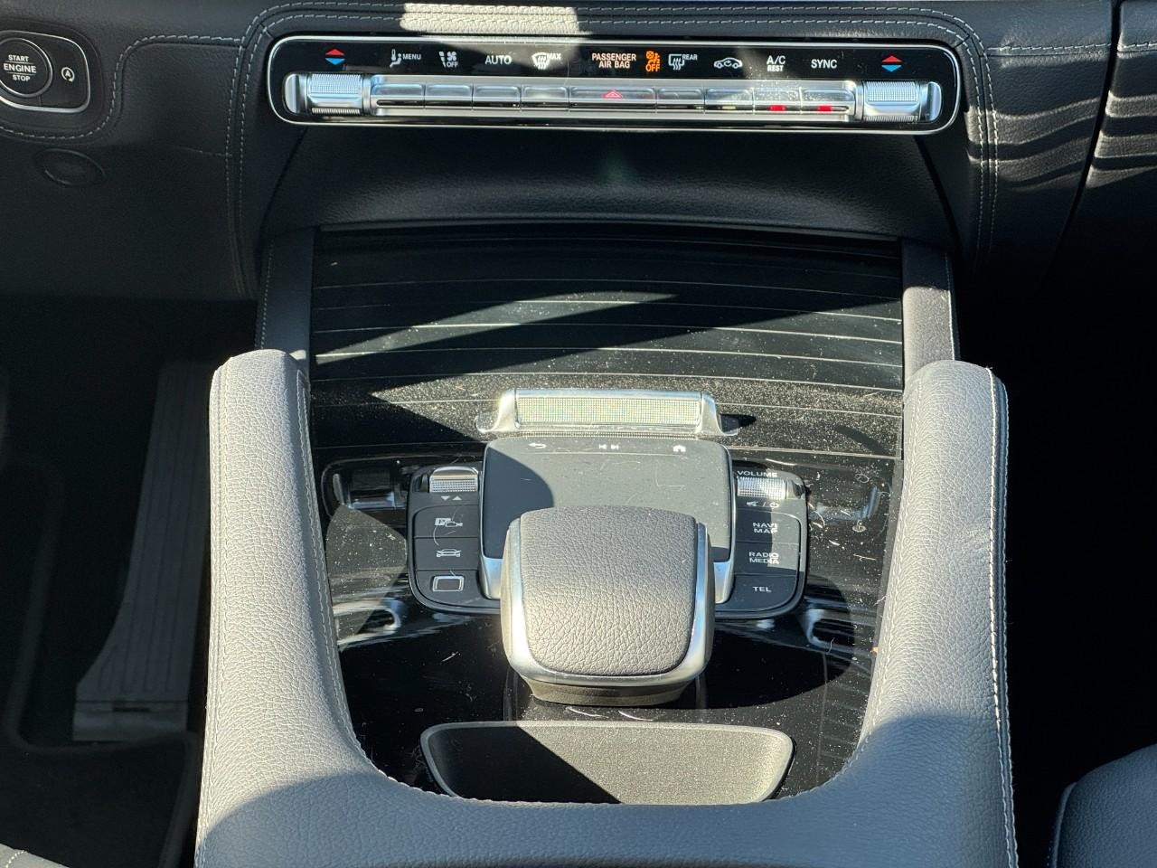 Mercedes-Benz GLE Vehicle Full-screen Gallery Image 17