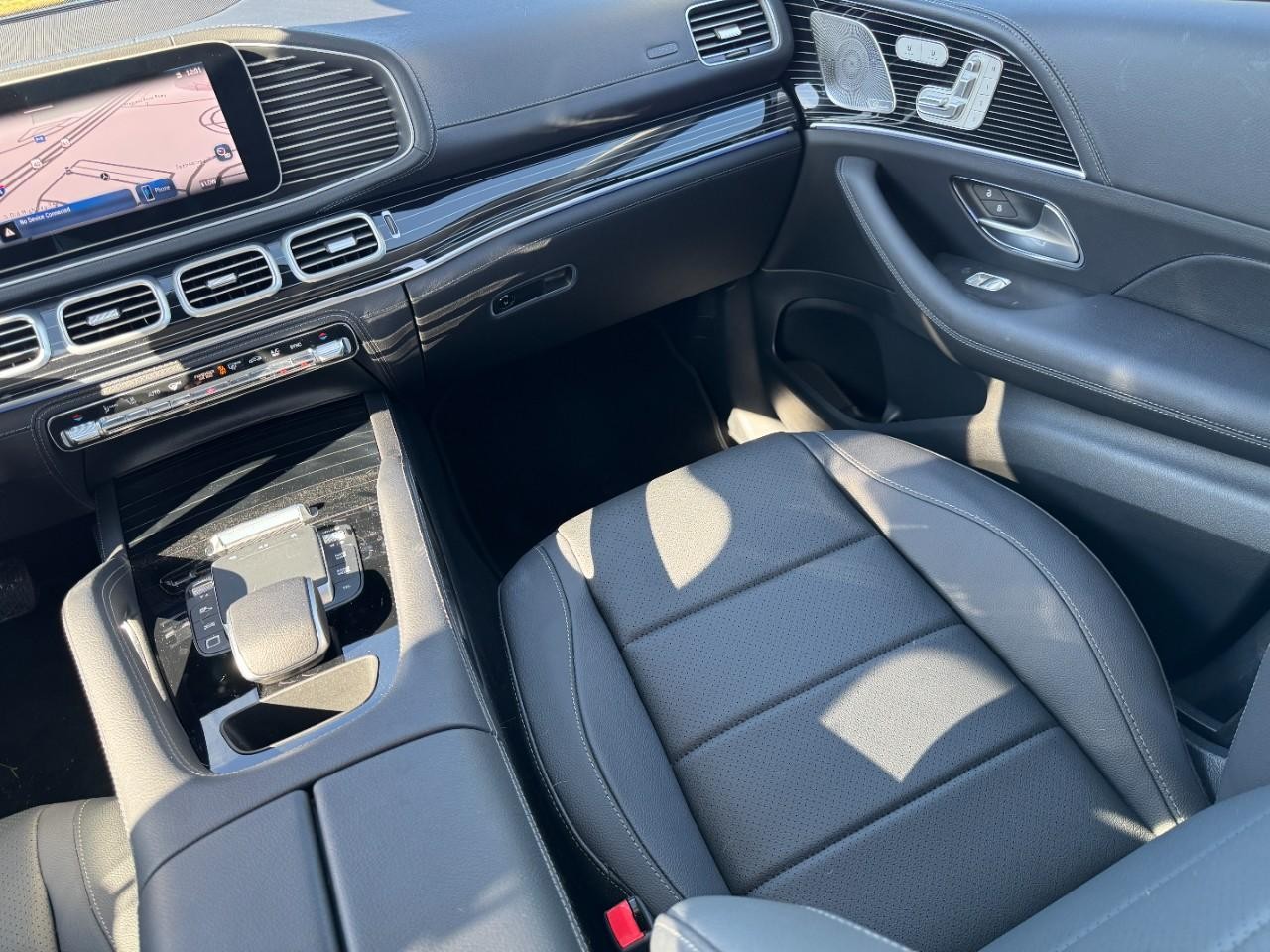 Mercedes-Benz GLE Vehicle Full-screen Gallery Image 18