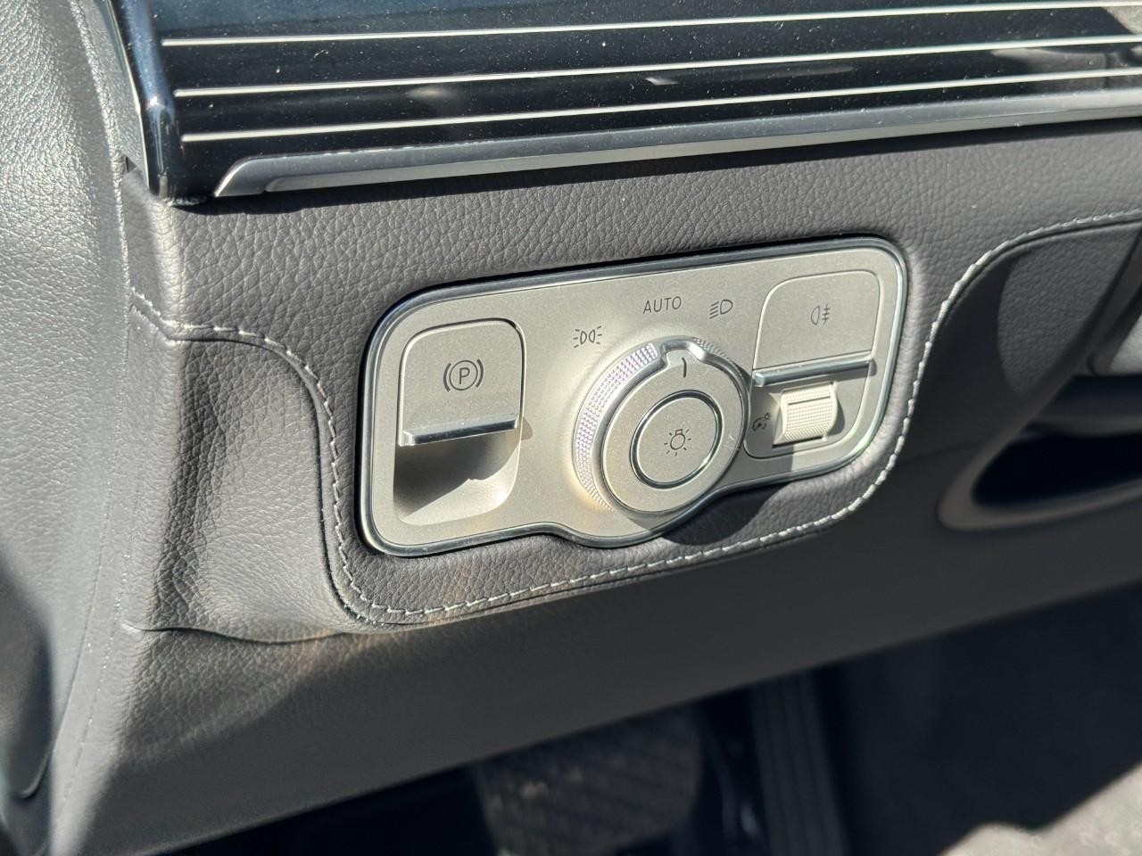 Mercedes-Benz GLE Vehicle Full-screen Gallery Image 20