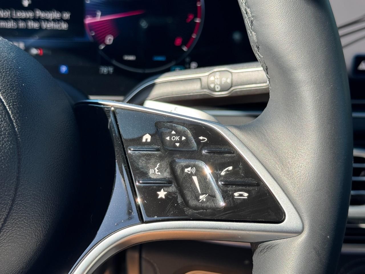 Mercedes-Benz GLE Vehicle Full-screen Gallery Image 22