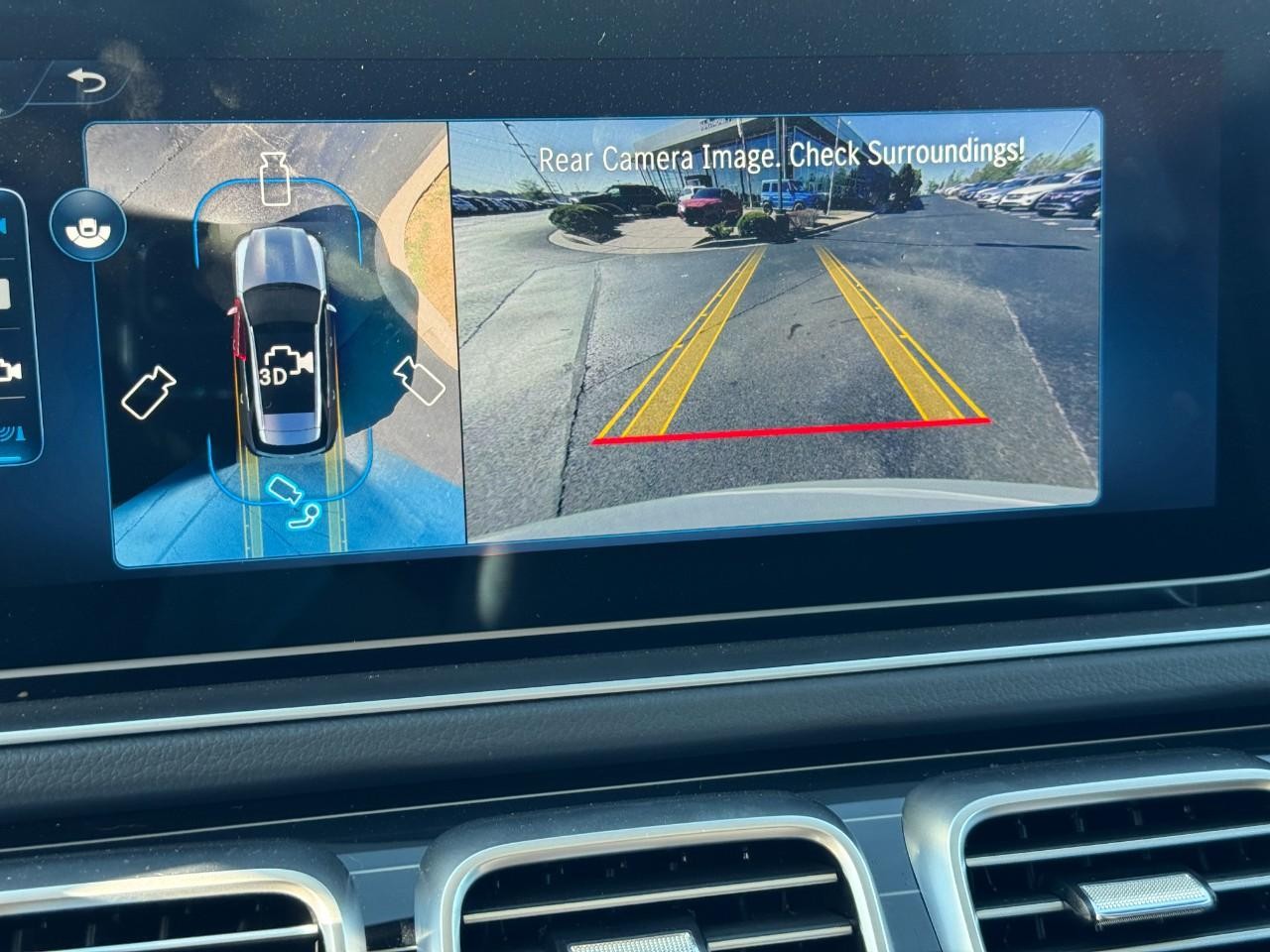 Mercedes-Benz GLE Vehicle Full-screen Gallery Image 25