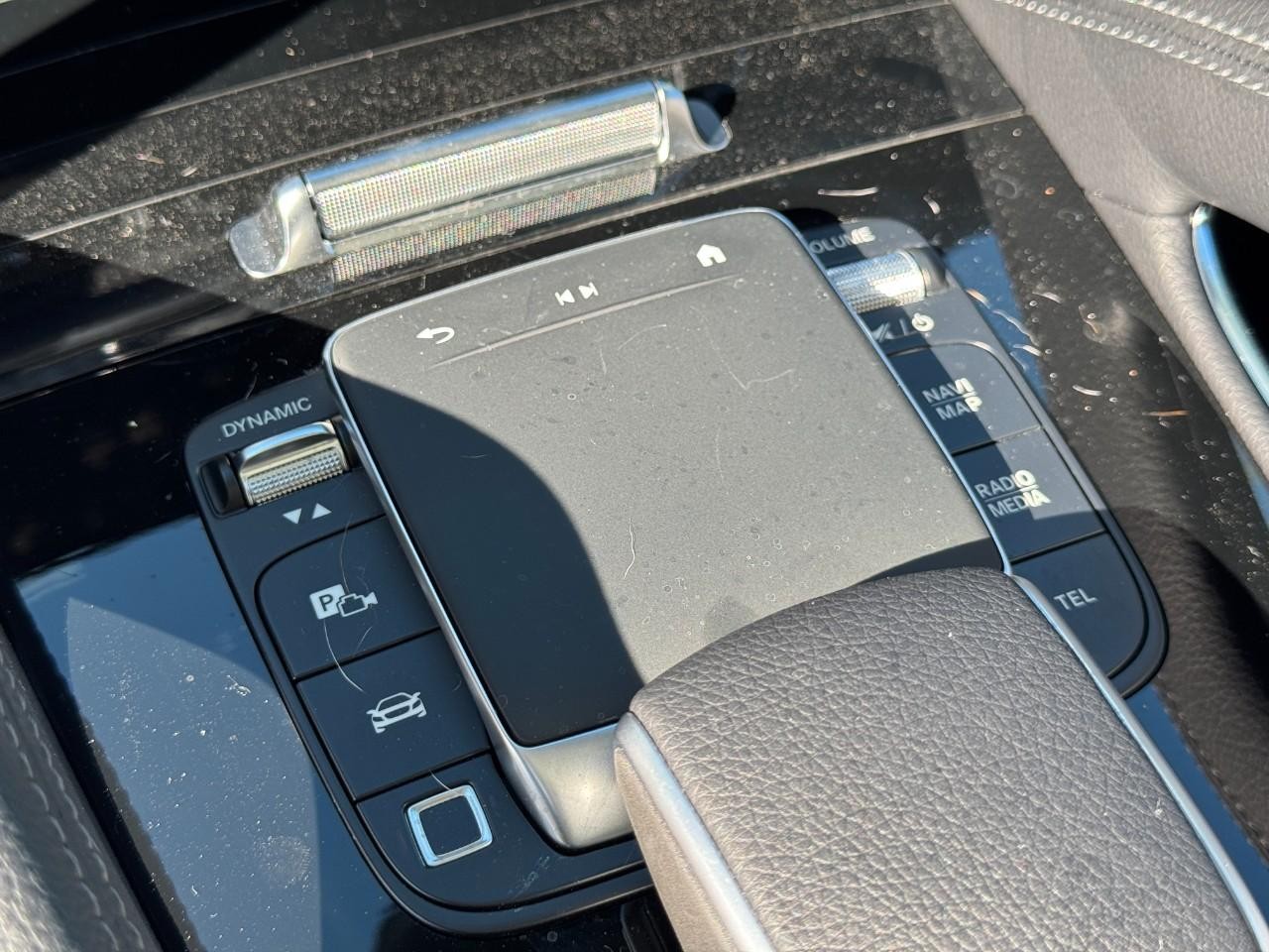 Mercedes-Benz GLE Vehicle Full-screen Gallery Image 26