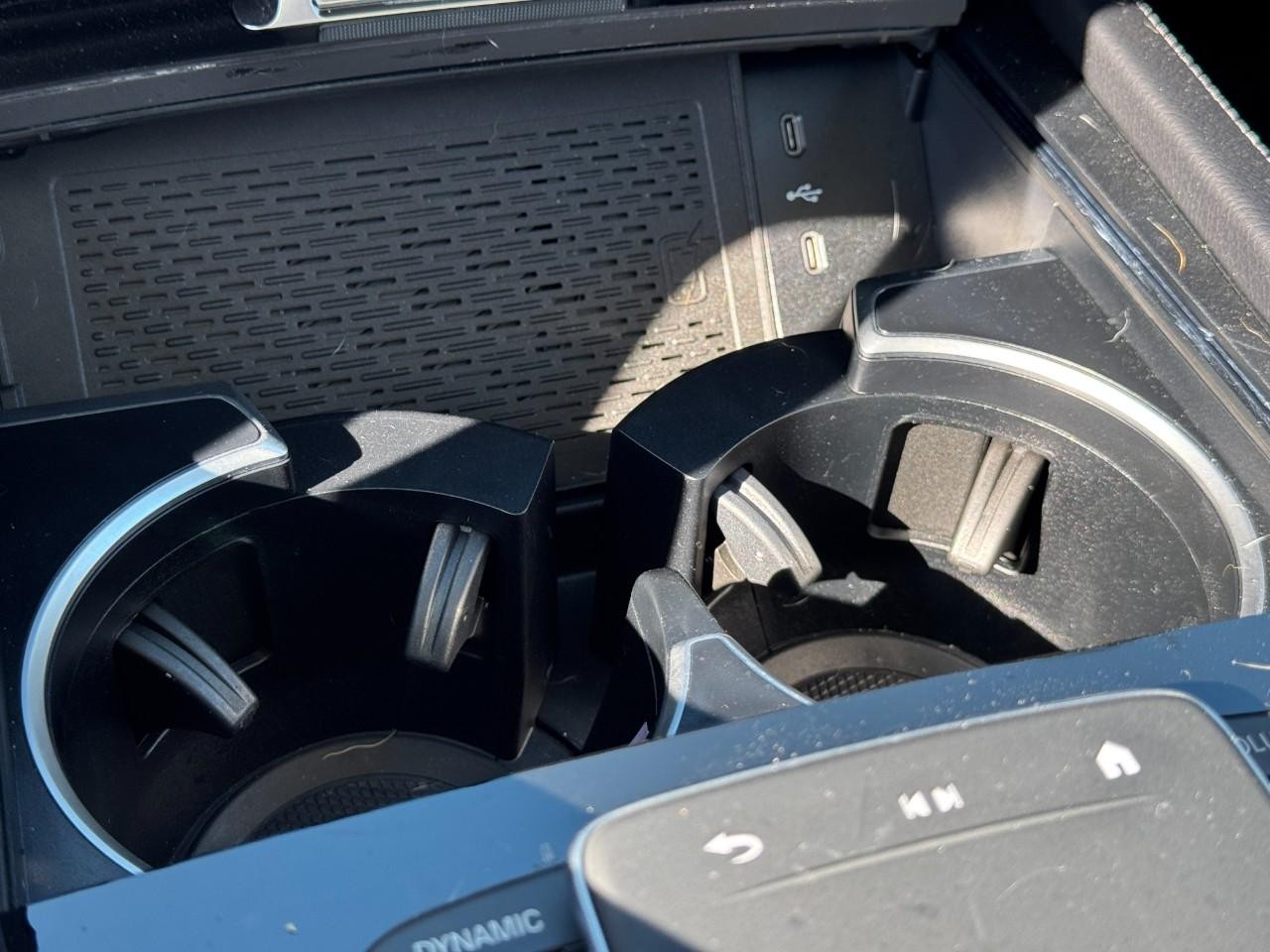 Mercedes-Benz GLE Vehicle Full-screen Gallery Image 27