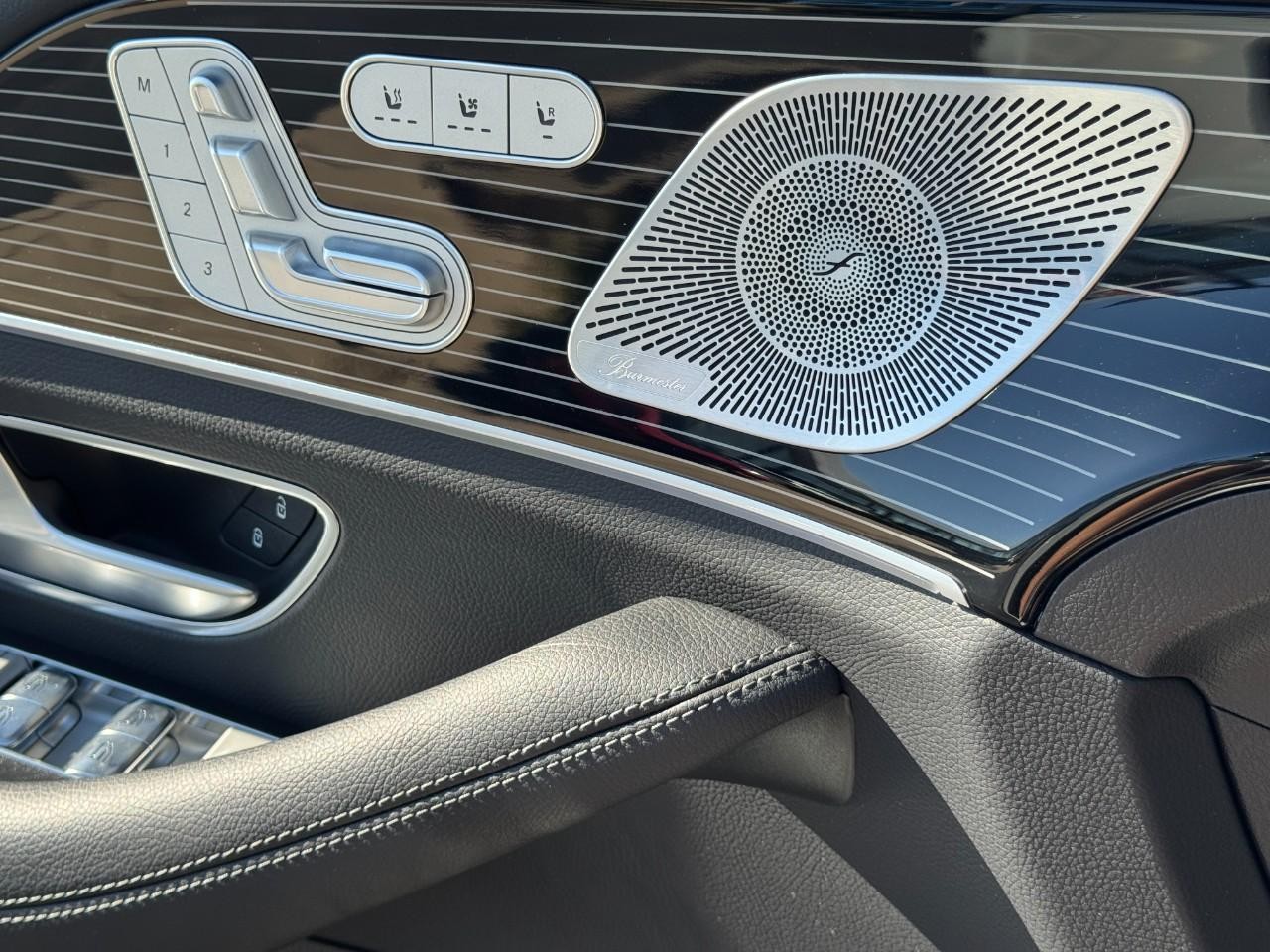 Mercedes-Benz GLE Vehicle Full-screen Gallery Image 28