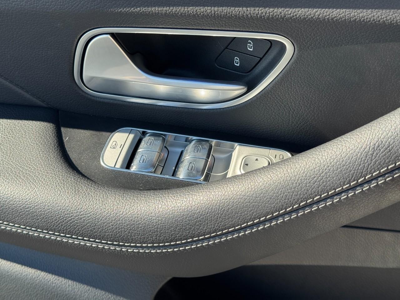 Mercedes-Benz GLE Vehicle Full-screen Gallery Image 29