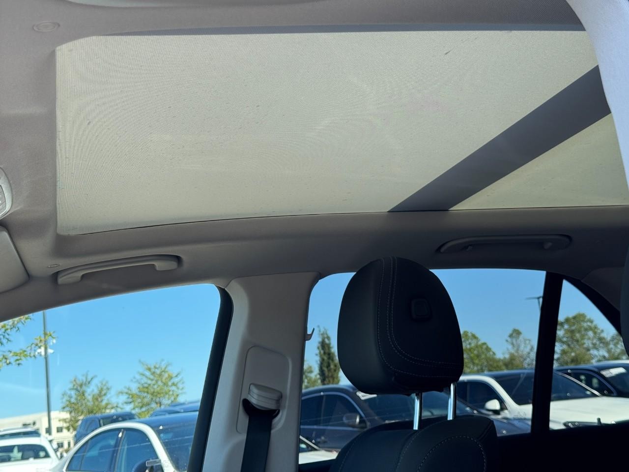 Mercedes-Benz GLE Vehicle Full-screen Gallery Image 30