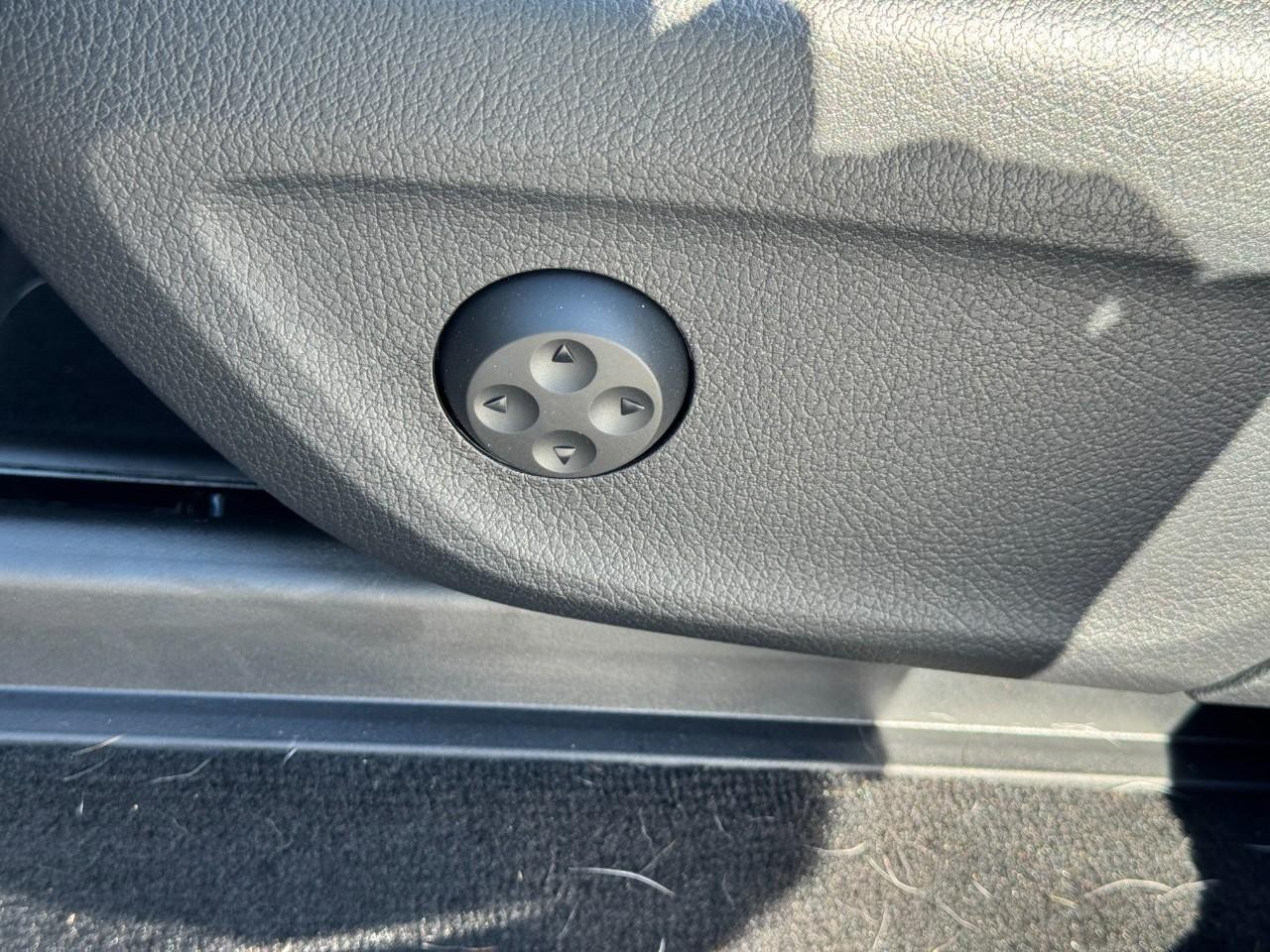 Mercedes-Benz GLE Vehicle Full-screen Gallery Image 31