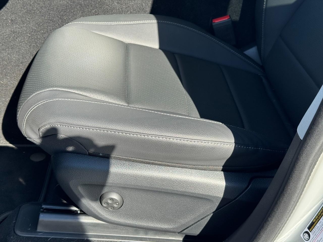 Mercedes-Benz GLE Vehicle Full-screen Gallery Image 32