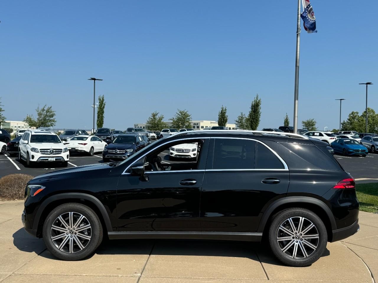 Mercedes-Benz GLE Vehicle Full-screen Gallery Image 2