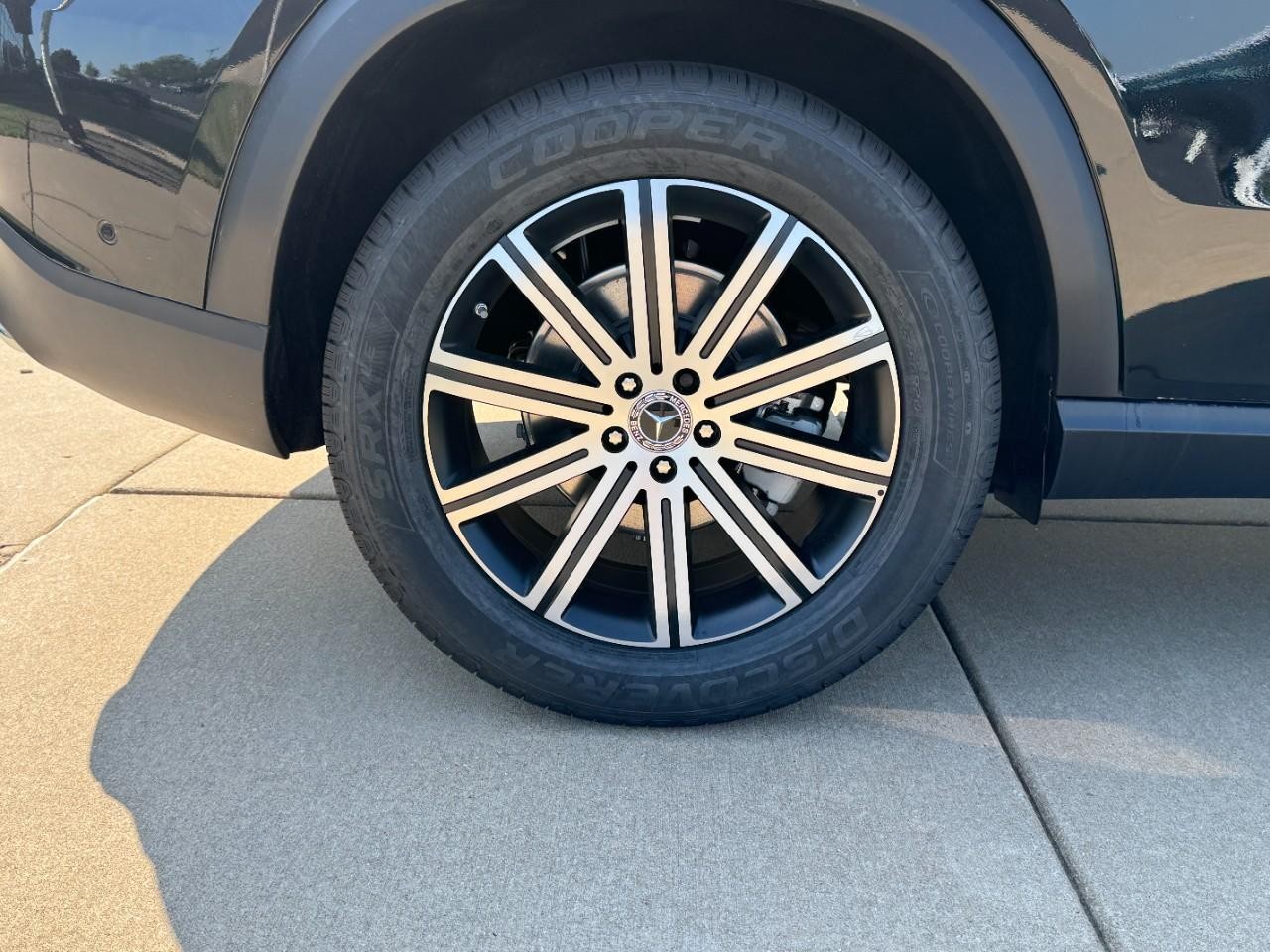 Mercedes-Benz GLE Vehicle Full-screen Gallery Image 5