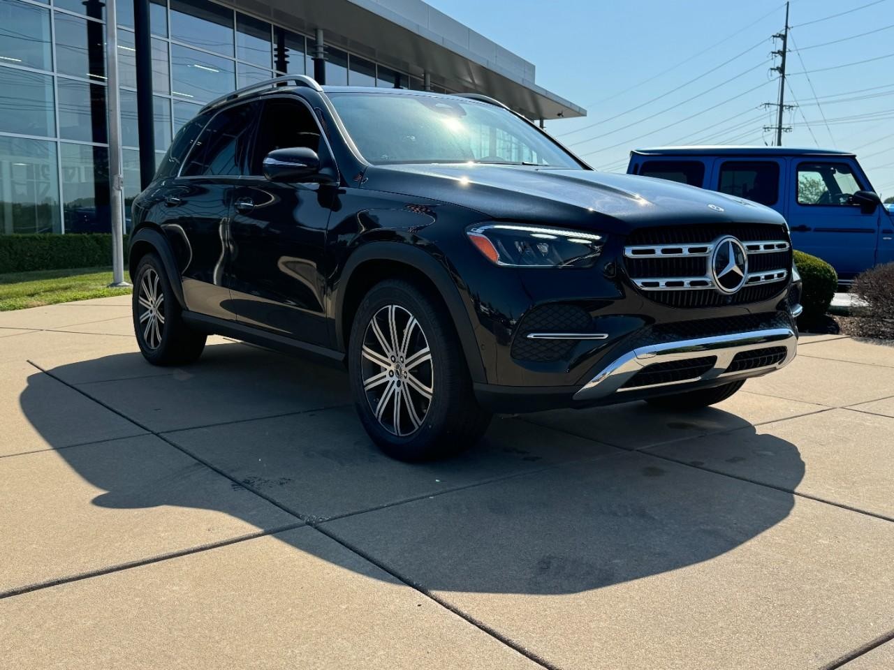 Mercedes-Benz GLE Vehicle Full-screen Gallery Image 6